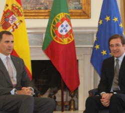 Su Majestad el Rey durante su encuentro con el Primer Ministro de la República Portuguesa, Pedro Passos Coelho